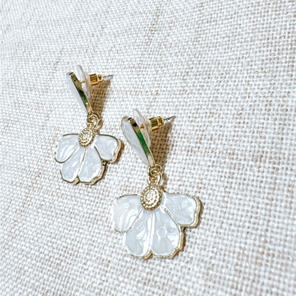 White flower dangle earrings #1206 - Picture 2 of 4